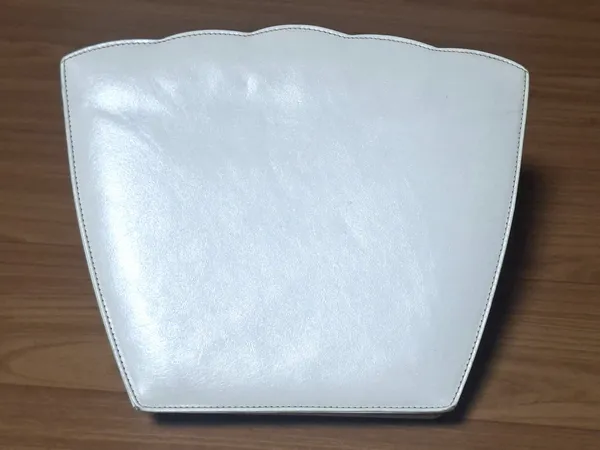 Bolsa clutch vintage de couro branco perolado
