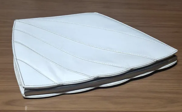 Bolsa clutch vintage de couro branco perolado