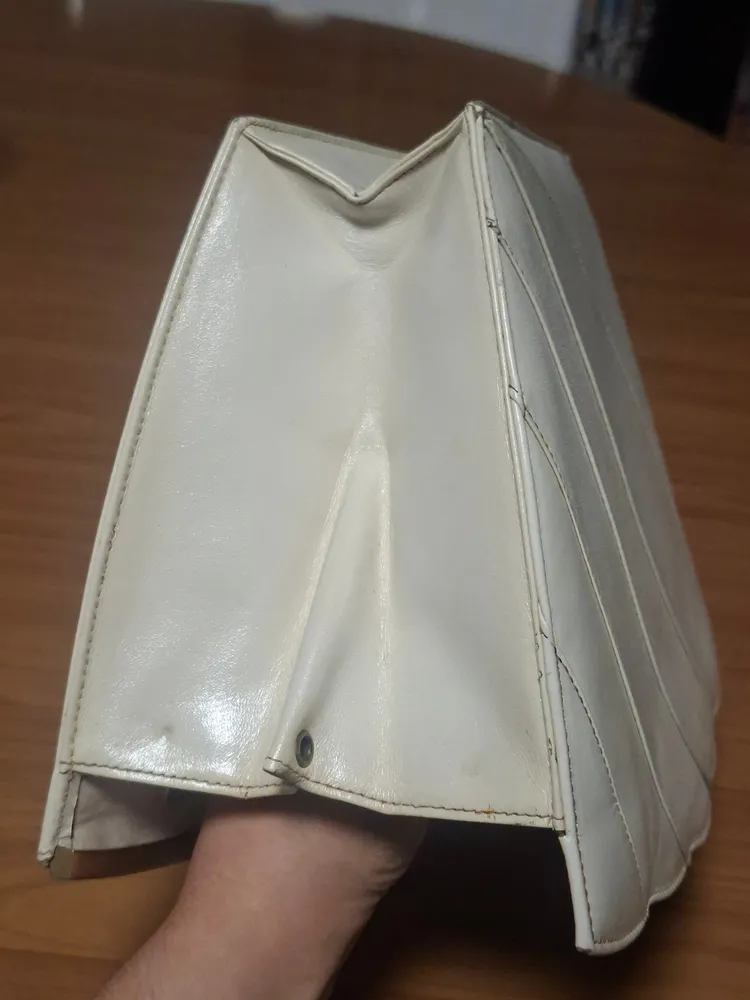 Bolsa clutch vintage de couro branco perolado