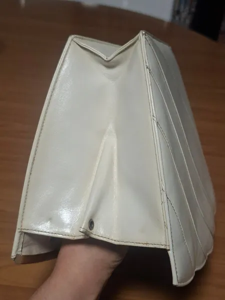 Bolsa clutch vintage de couro branco perolado