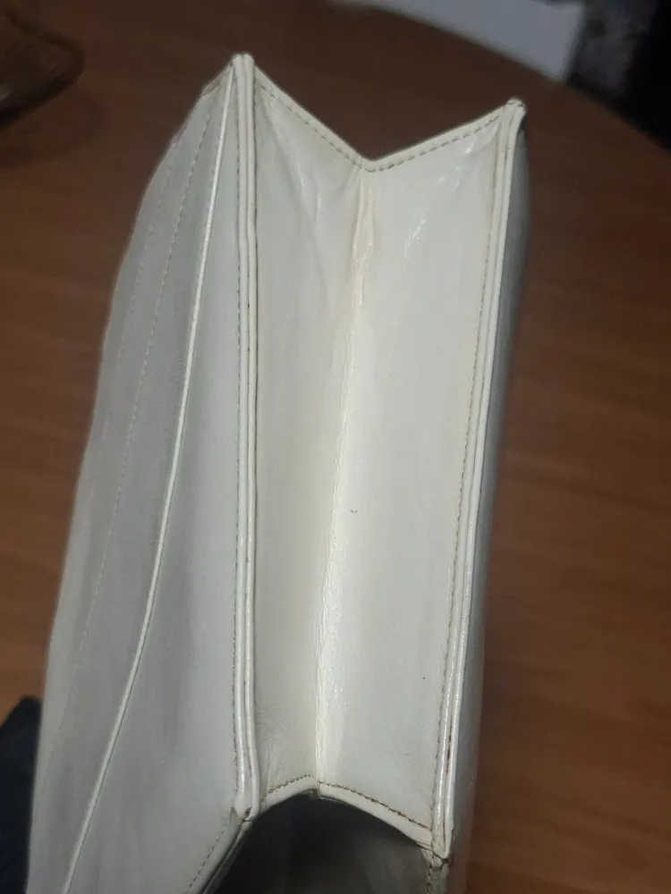 Bolsa clutch vintage de couro branco perolado
