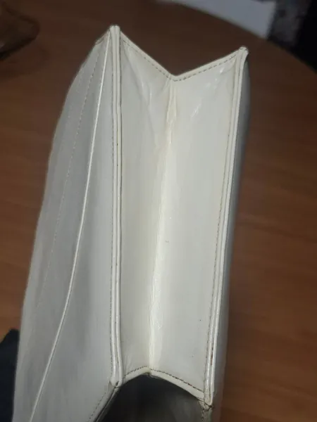 Bolsa clutch vintage de couro branco perolado