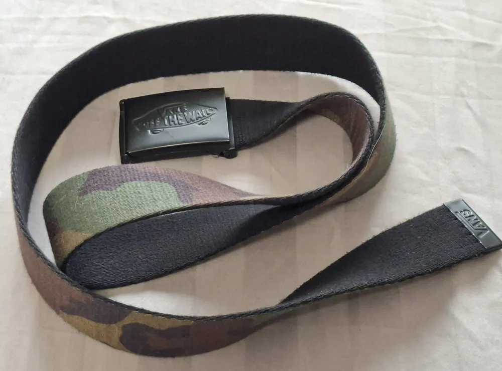 Cinto dupla face Vans preto e camuflado