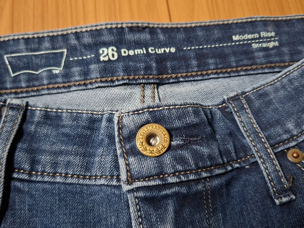 Calça jeans Levis Demi Curve reta 36