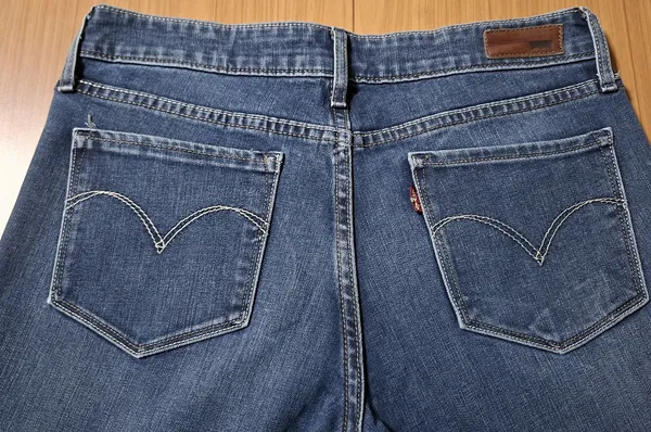 Calça jeans Levis Demi Curve reta 36