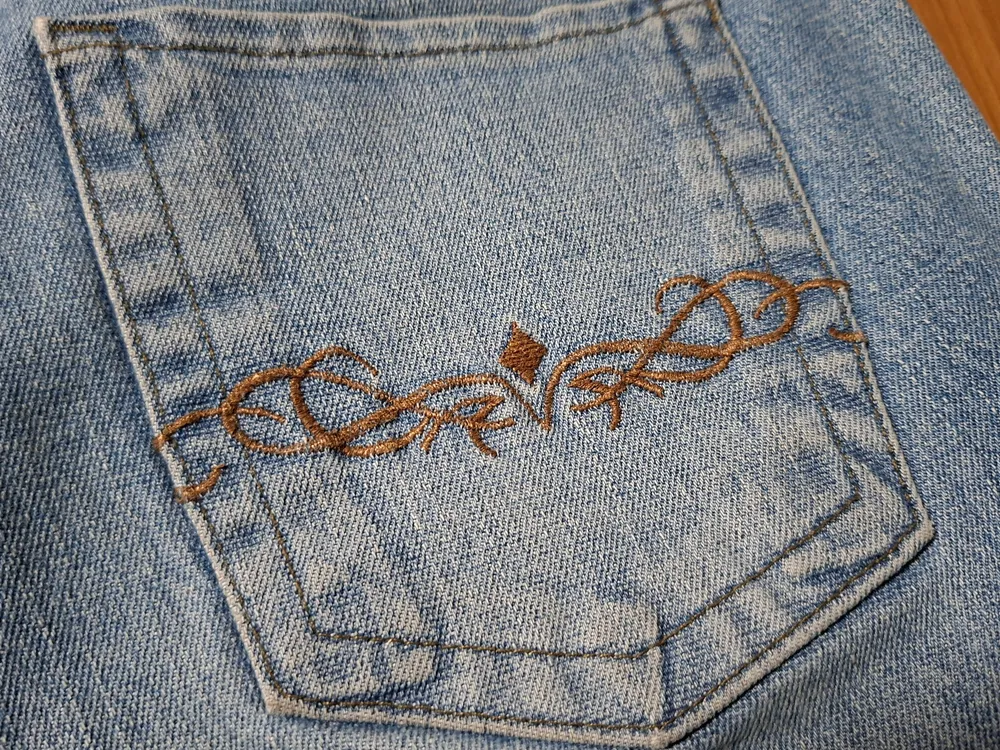 Calça jeans Le Lis Blanc Paula reta 44 bordada
