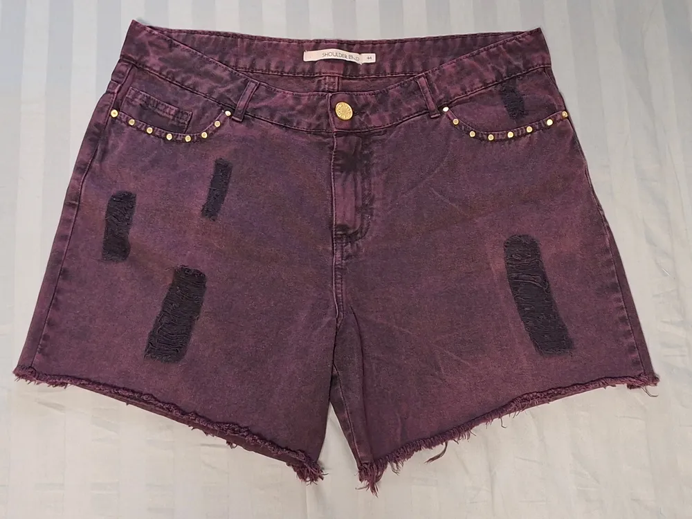 Short hot pants destroyed vinho e aplicações douradas