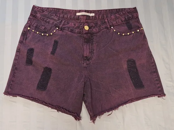 Short hot pants destroyed vinho e aplicações douradas
