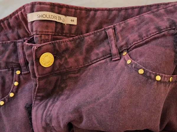 Short hot pants destroyed vinho e aplicações douradas