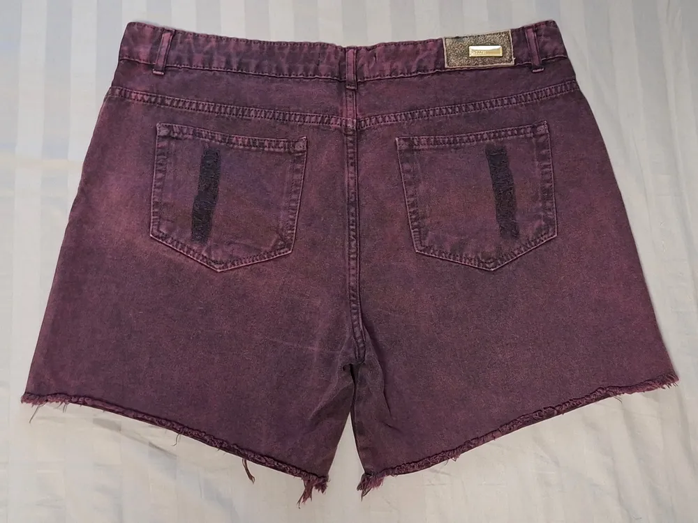 Short hot pants destroyed vinho e aplicações douradas