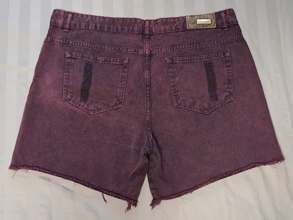 Short hot pants destroyed vinho e aplicações douradas