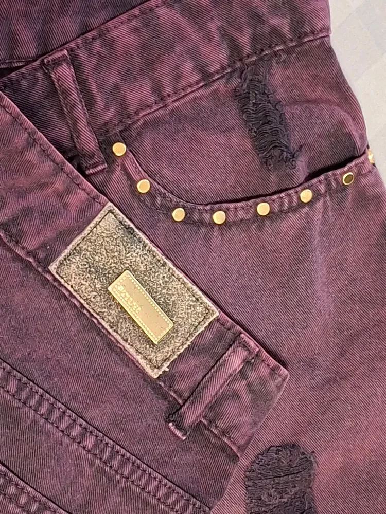 Short hot pants destroyed vinho e aplicações douradas