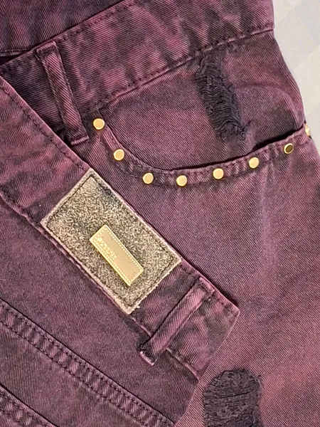 Short hot pants destroyed vinho e aplicações douradas