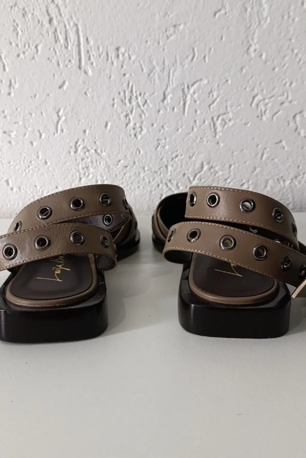 Sapatilha slingback couro