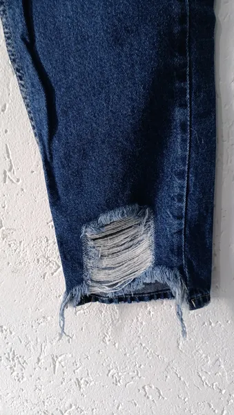 Calça jeans cintura alta Tam 44 barra destroyer Pisom