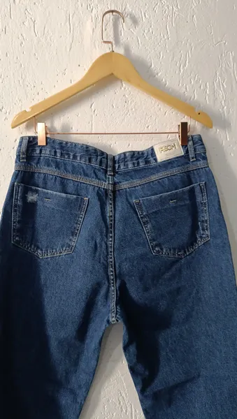 Calça jeans cintura alta Tam 44 barra destroyer Pisom