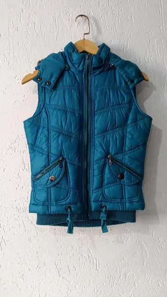 Colete Puffer com capuz pêlos sintéticos Tam P Clock House
