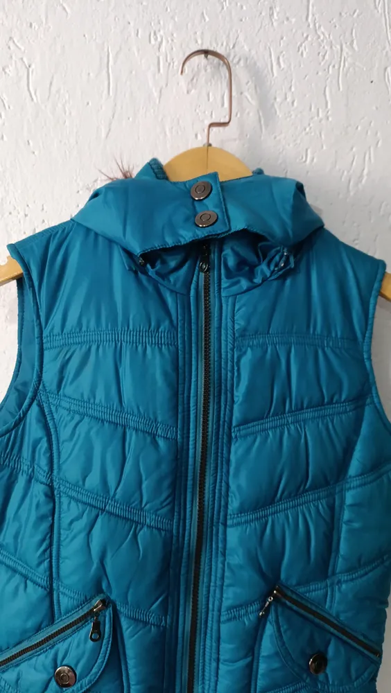 Colete Puffer com capuz pêlos sintéticos Tam P Clock House