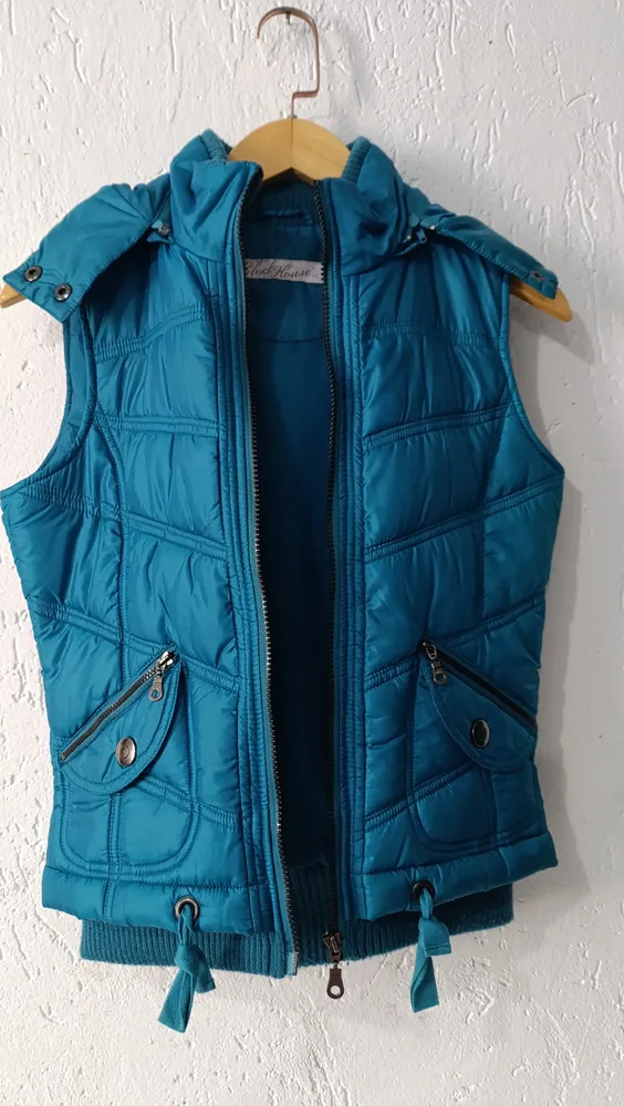 Colete Puffer com capuz pêlos sintéticos Tam P Clock House