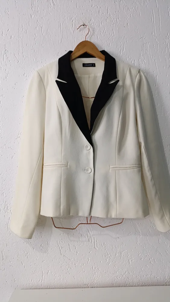 Blazer Off-White com Lapela Preta Tam 48