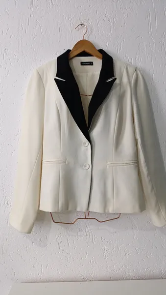 Blazer Off-White com Lapela Preta Tam 48