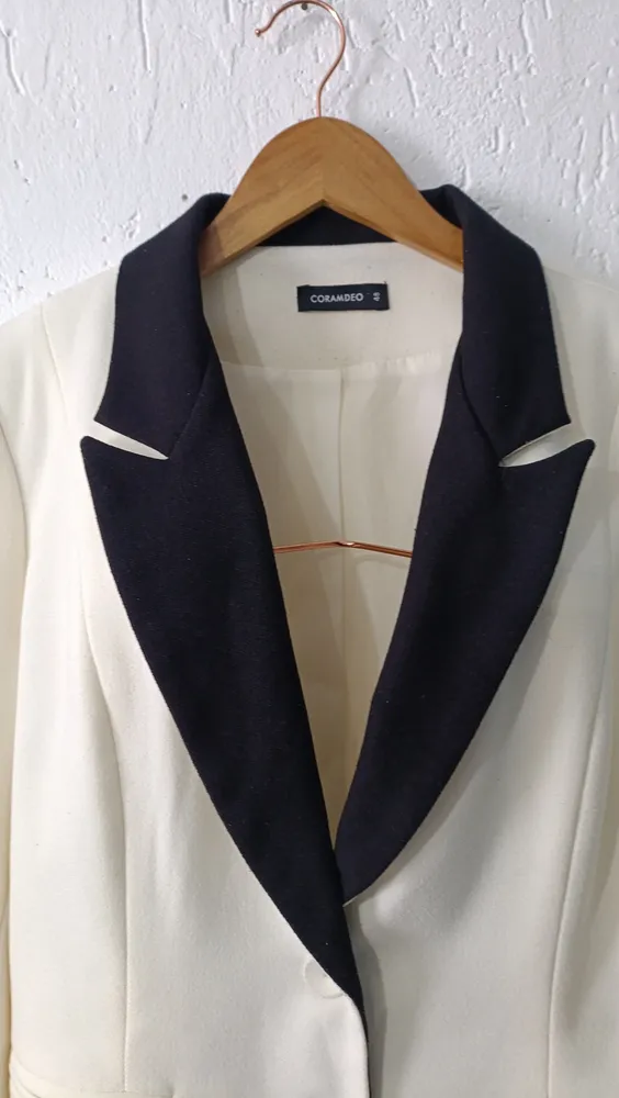 Blazer Off-White com Lapela Preta Tam 48