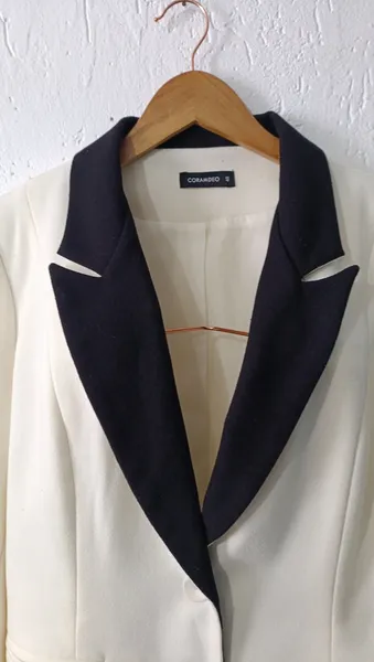 Blazer Off-White com Lapela Preta Tam 48