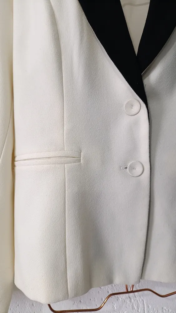 Blazer Off-White com Lapela Preta Tam 48