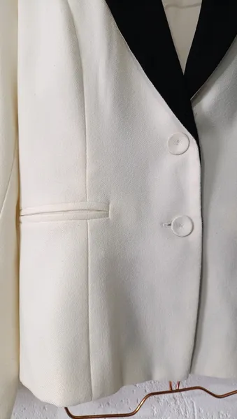 Blazer Off-White com Lapela Preta Tam 48