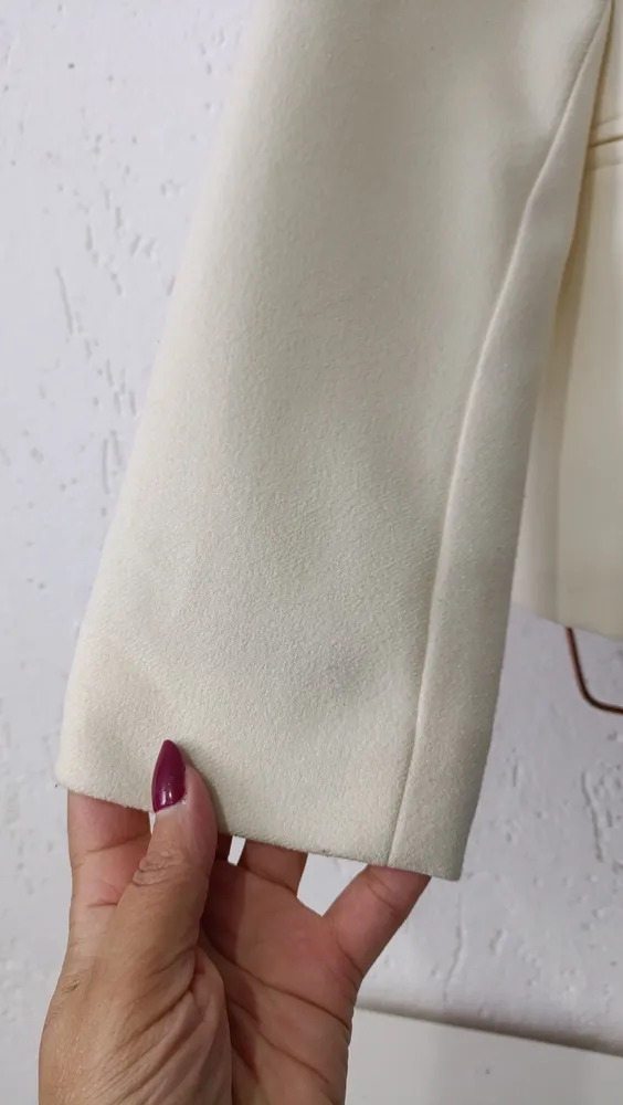 Blazer Off-White com Lapela Preta Tam 48