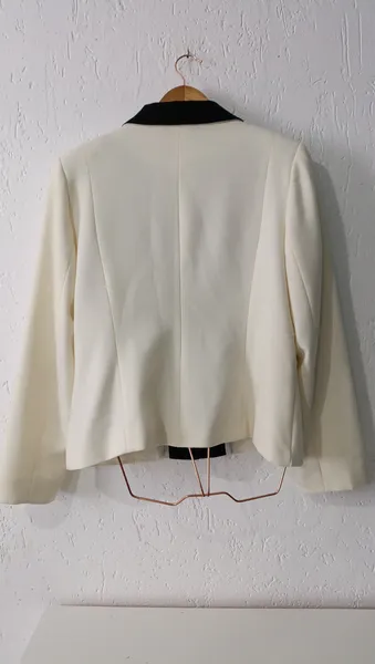 Blazer Off-White com Lapela Preta Tam 48