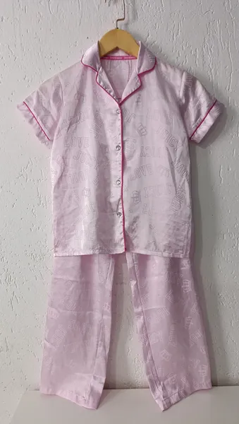 Pijama americano infantil em cetim rosa