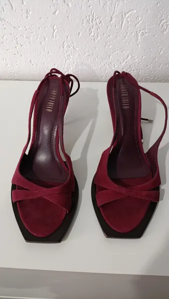 Sandália lace up em couro camurça bordô Tam 38