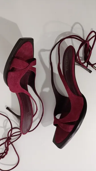 Sandália lace up em couro camurça bordô Tam 38