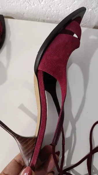 Sandália lace up em couro camurça bordô Tam 38