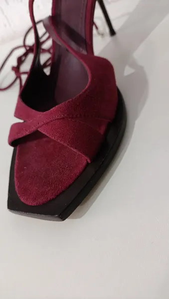 Sandália lace up em couro camurça bordô Tam 38