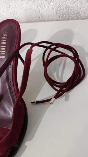 Sandália lace up em couro camurça bordô Tam 38