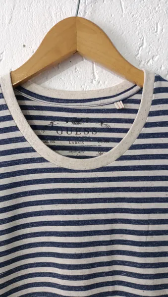 Camiseta masculina listrada G Guess