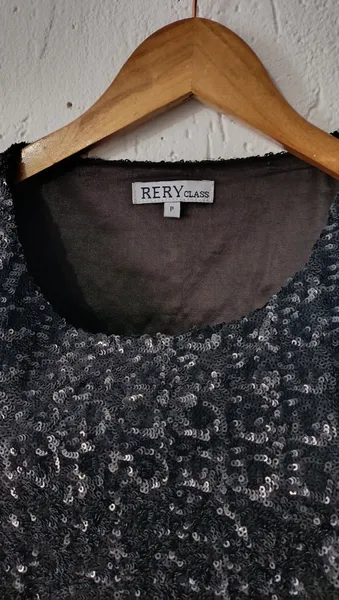 Vestido preto bordado com paetê Tam G Rery Class