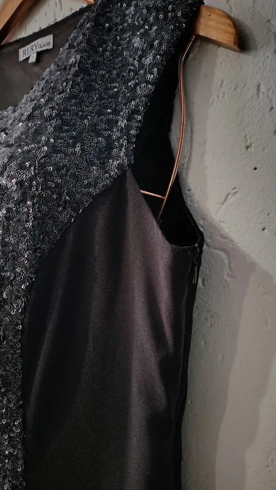 Vestido preto bordado com paetê Tam G Rery Class