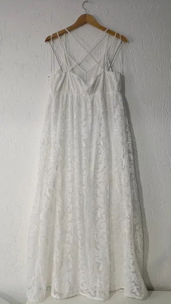 Vestido longo branco rendado e apliques Tam G Marfinno