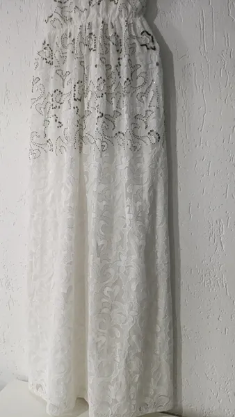 Vestido longo branco rendado e apliques Tam G Marfinno
