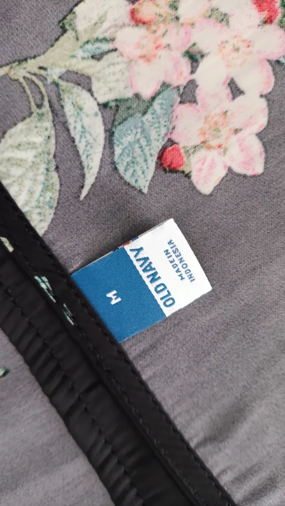 Regata Old Navy Preta Floral Garden of Secrets Tam M