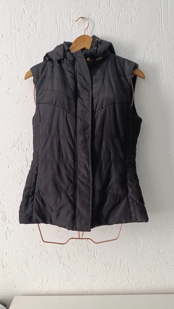 Colete puffer preto com capuz tam M Versátil