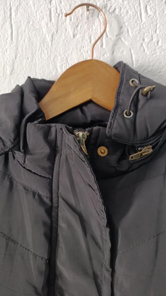 Colete puffer preto com capuz tam M Versátil