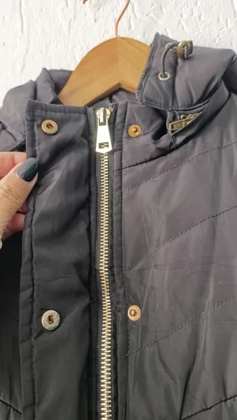 Colete puffer preto com capuz tam M Versátil