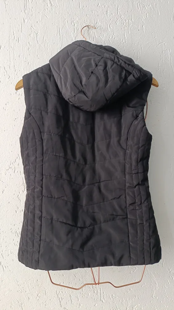 Colete puffer preto com capuz tam M Versátil