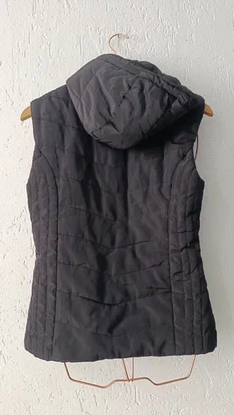 Colete puffer preto com capuz tam M Versátil