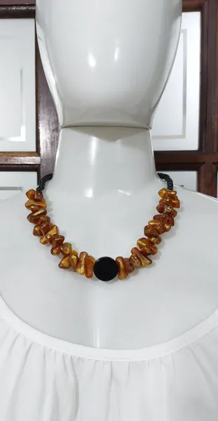 colar marrom e preto estilo retrô