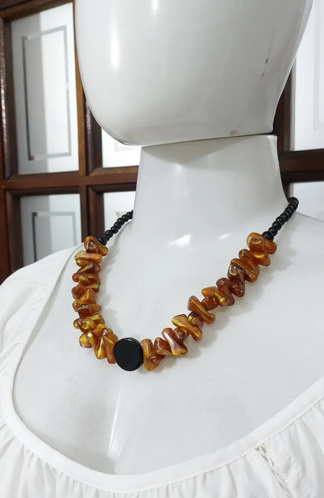 colar marrom e preto estilo retrô